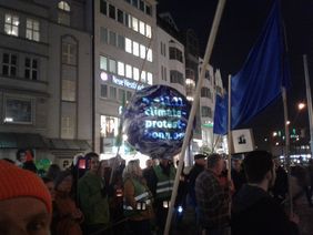 Die Erdkugel als Laterne mit Hinweis auf die Demo am 4.11 in Bonn